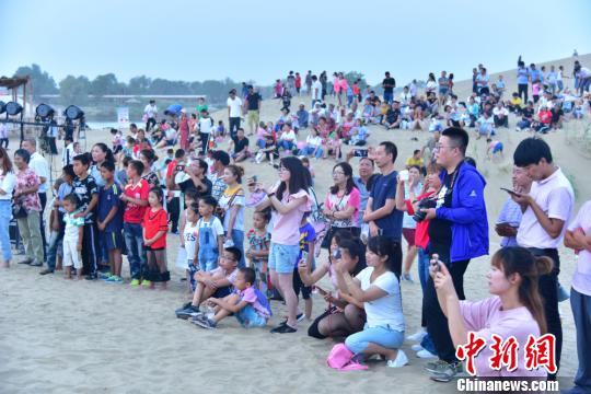 新疆尉犁县罗布人村寨音乐晚会奏响点燃沙漠的热情